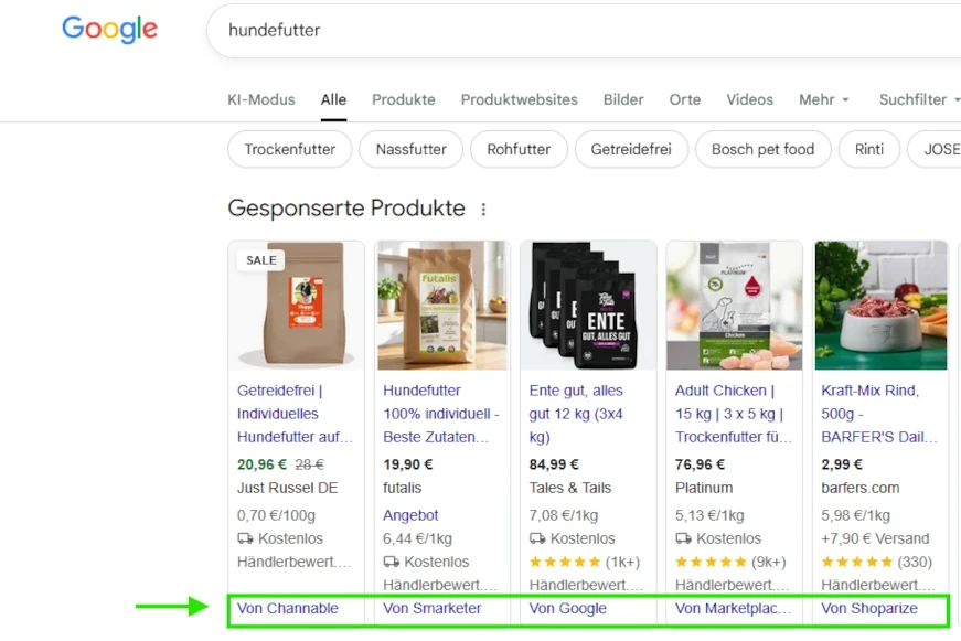 Das Bild zeit die Google Suchergebnisseite. Der Suchbegriff ist "hundefutter". Gezeigt werden Google Shopping Anzeigen. In den Google Shopping Anzeigen sind die CSS Anbieter grün umrandet.